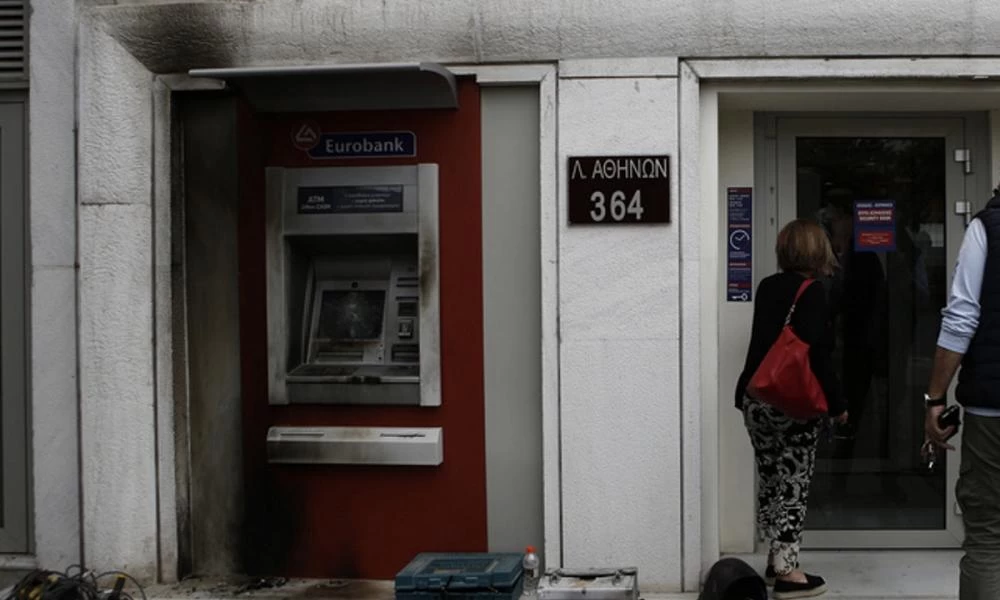 Παγκράτι: Επίθεση με γκαζάκια σε δύο τράπεζες τα ξημερώματα